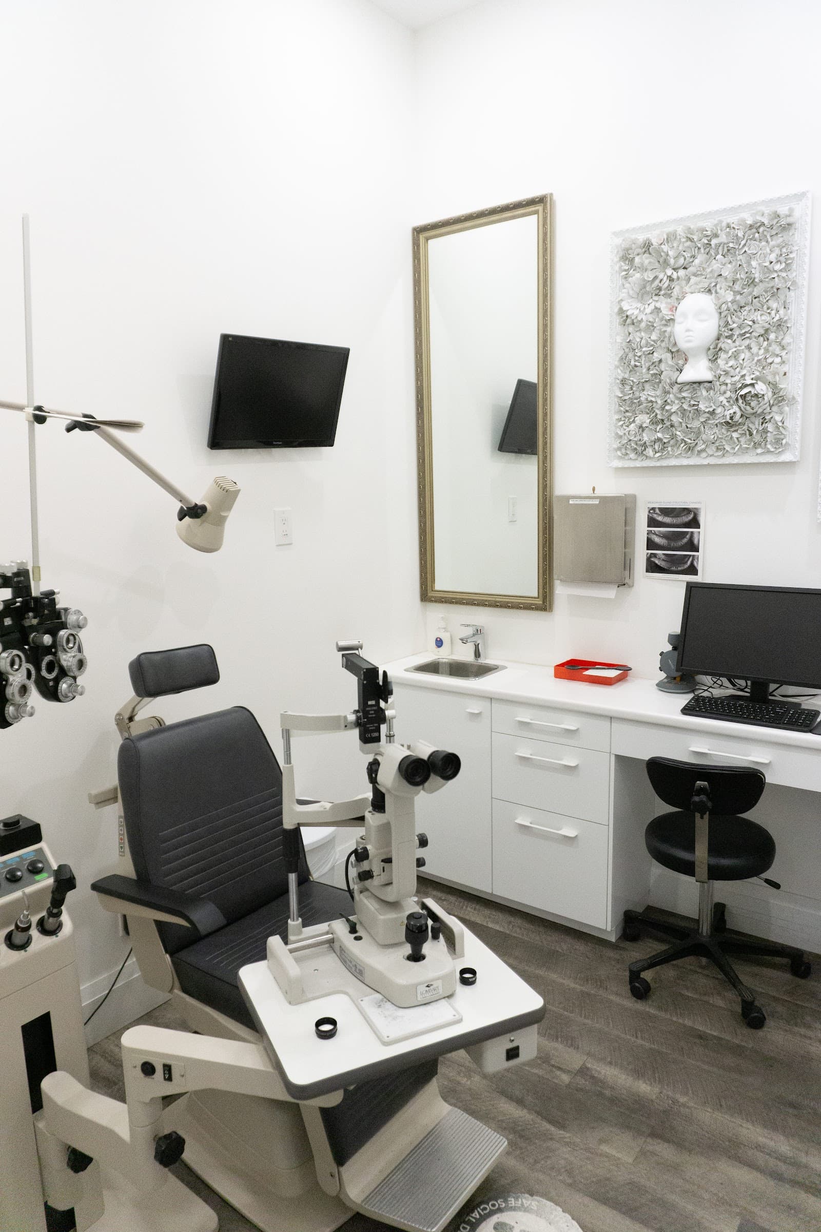 Advanced Vision Eyewear Boutique photo 3