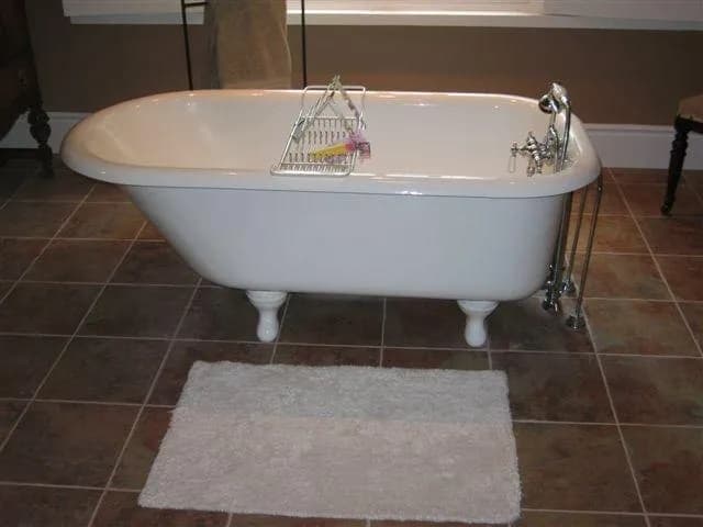 Bathtub Makeover photo 4