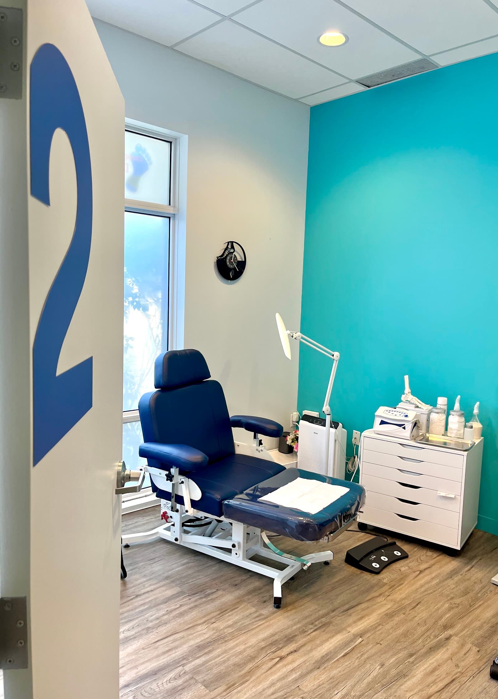 Clinique Podiatrique Décarie / Décarie Podiatry Clinic, Dr. David Youdim, podiatre/podiatrist photo 2