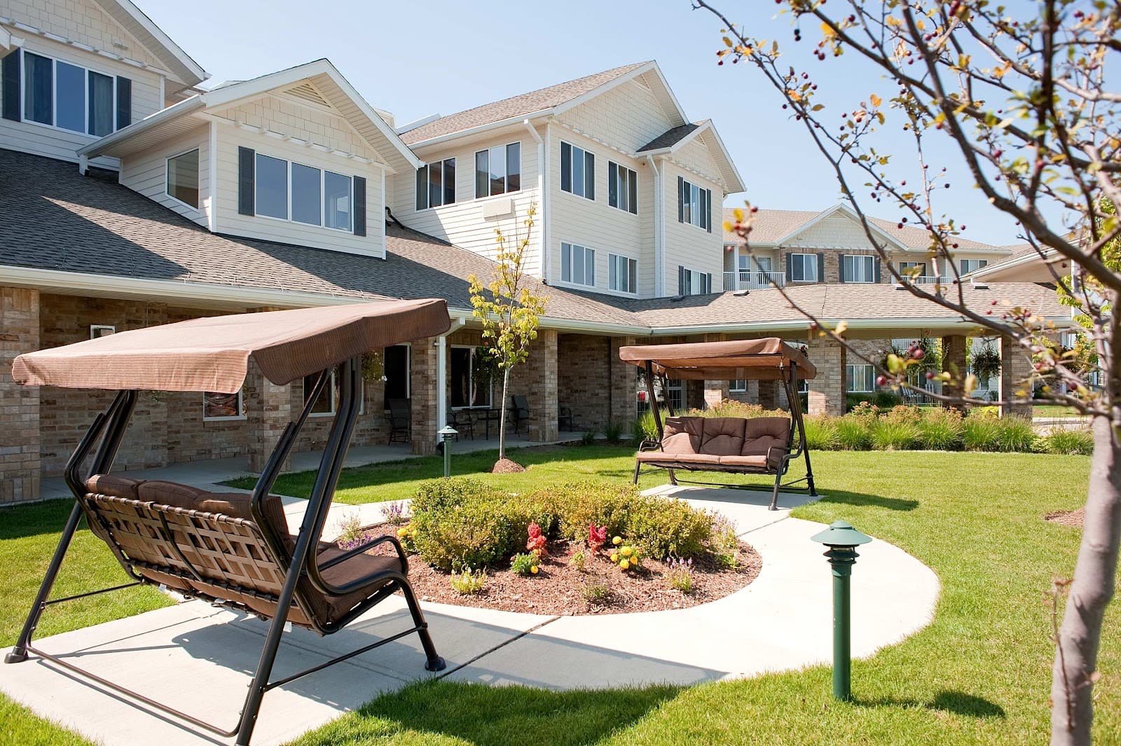 Court at Laurelwood Retirement Residence photo 1 of 4