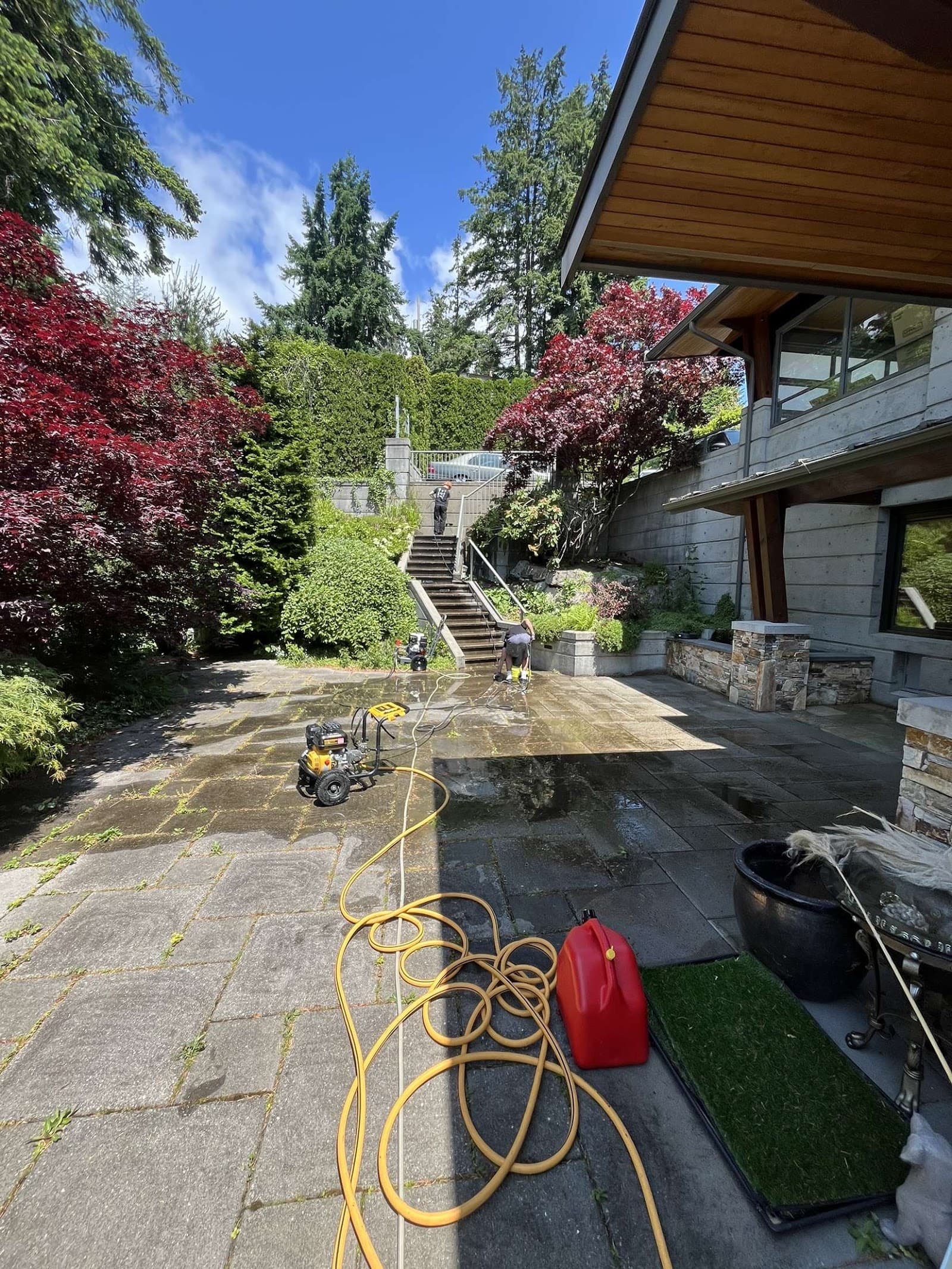 Crystal Clean Exterior, eavestrough cleaning in West Vancouver, photo 2