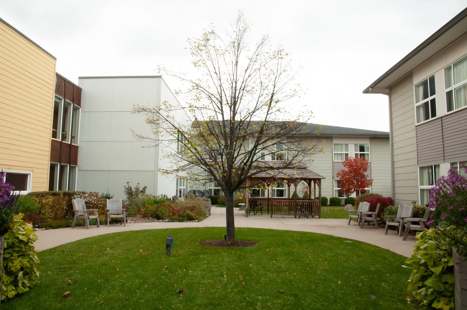 Extendicare Burloak photo 1 of 4
