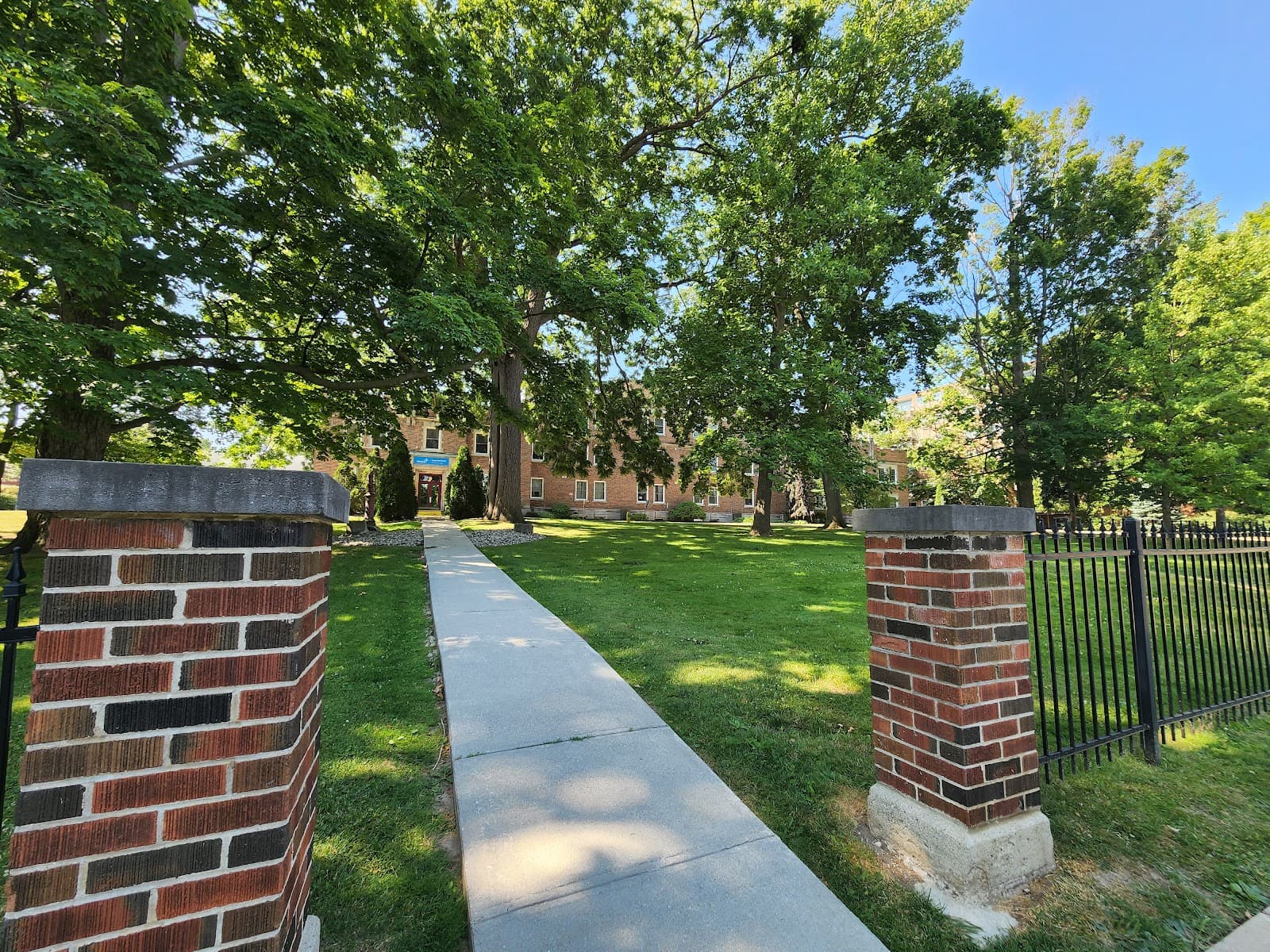 Extendicare Elmwood Place Long-Term Care Home photo 1