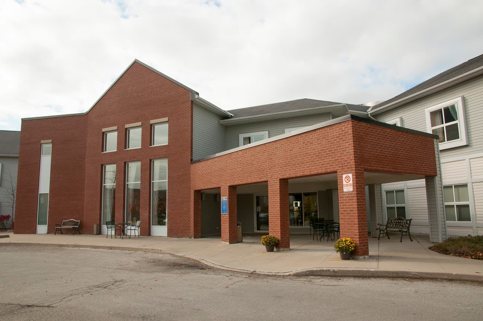 Extendicare Sherwood Court photo 1 of 4