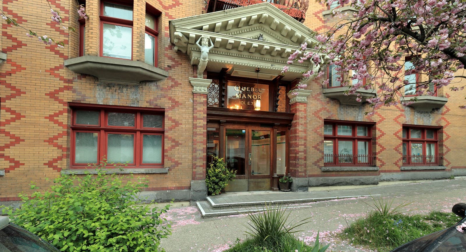 Quebec Manor photo 1