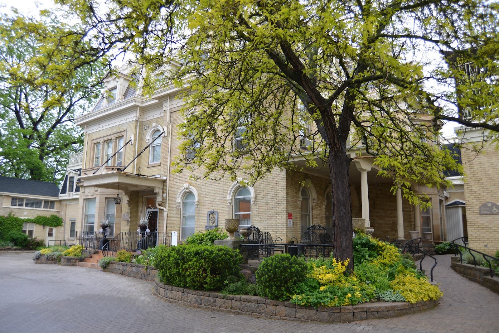 Queen's Village Retirement Home photo 3