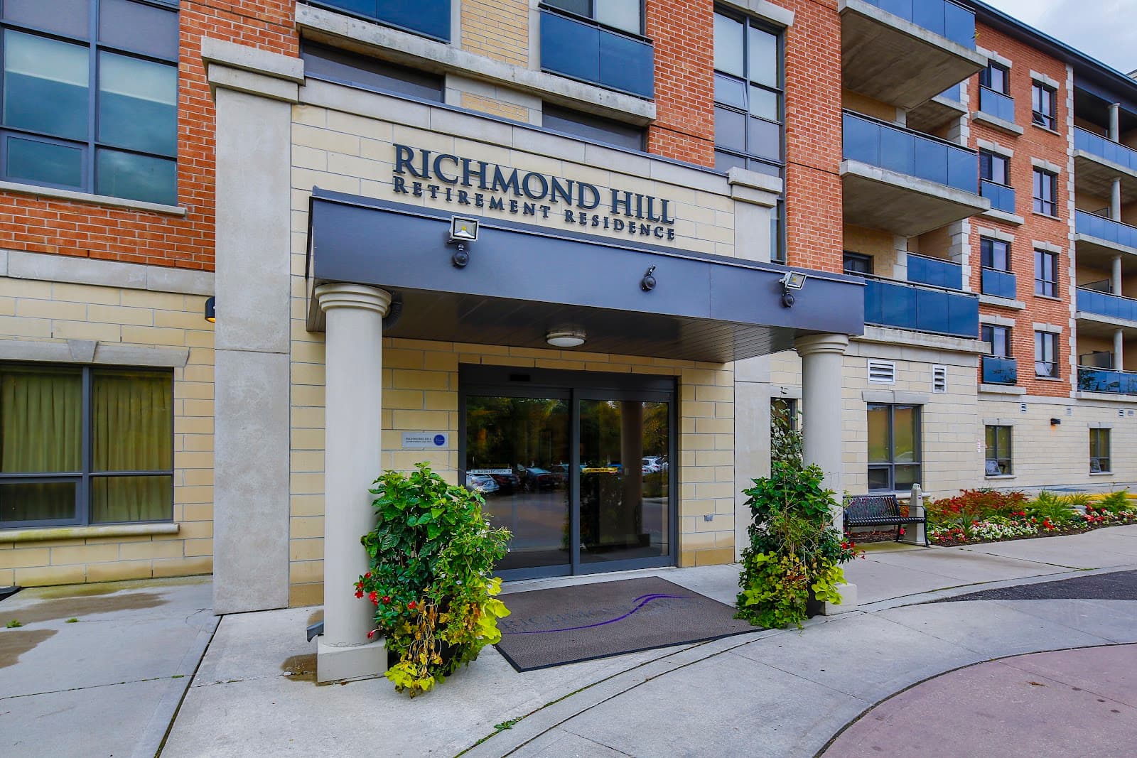 Richmond Hill Retirement Residence photo 1 of 4
