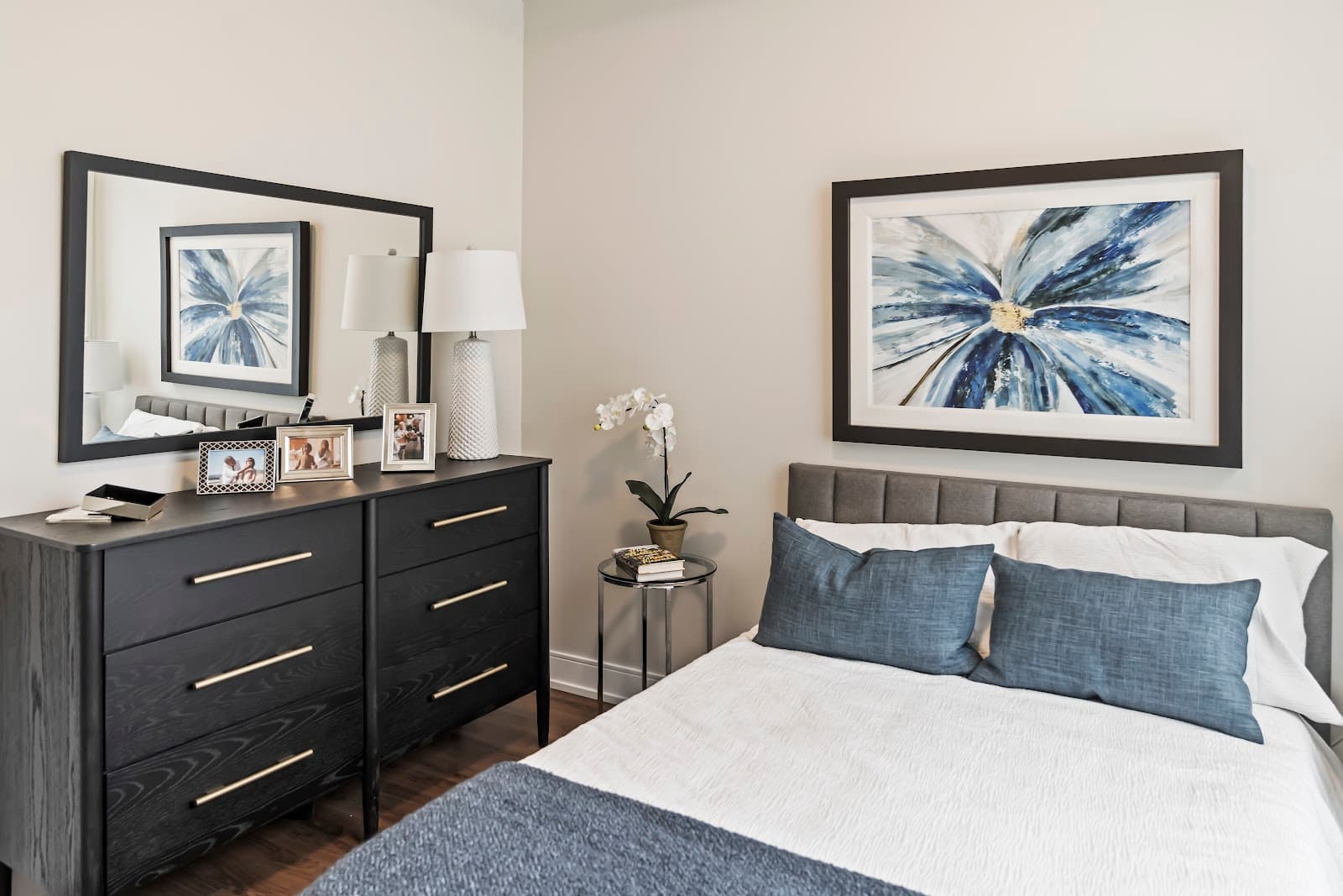 The Shores of Port Credit Luxury Apartments photo 1