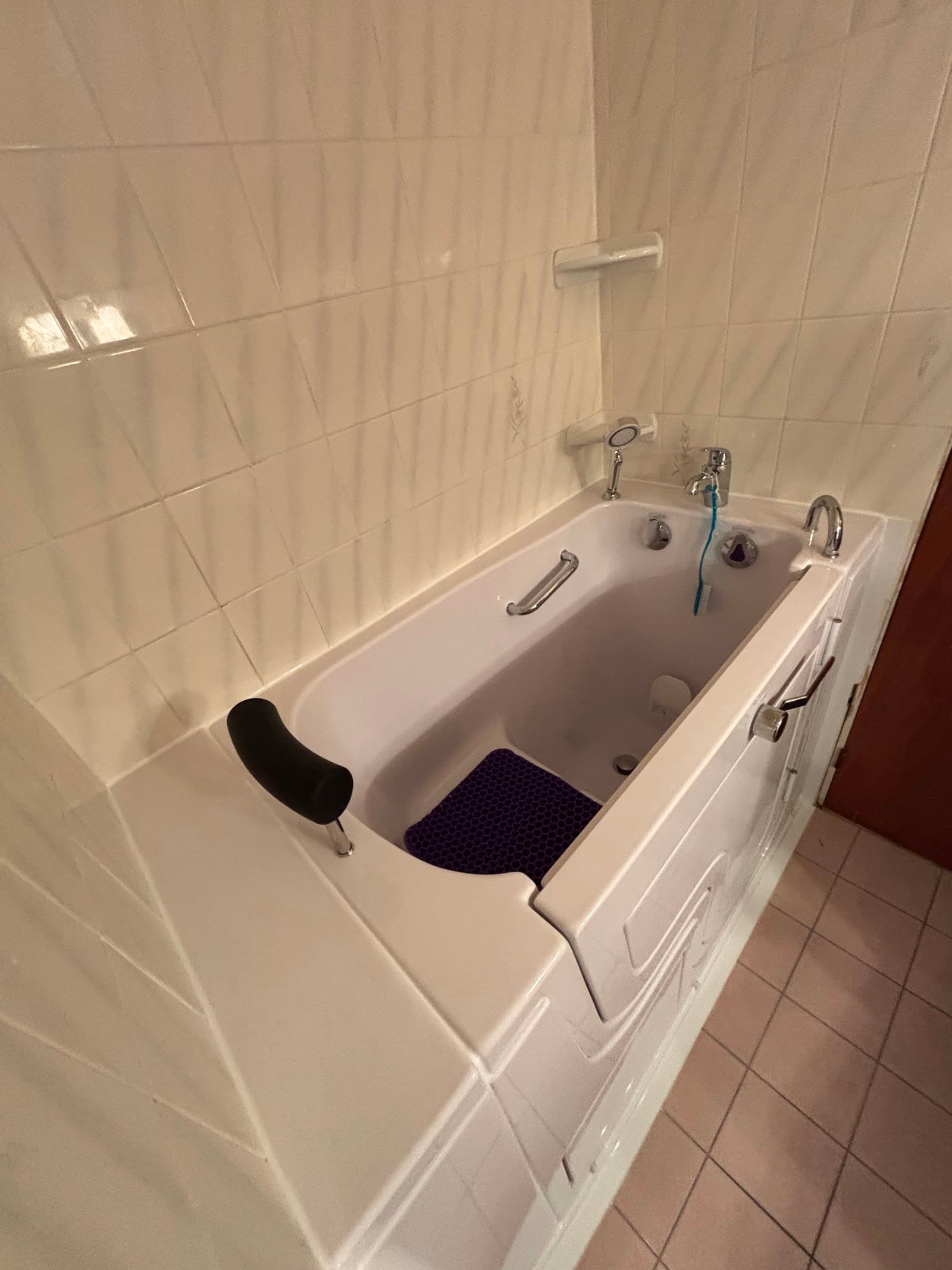 Walk in Tubs Ottawa showroom/showers also photo 4