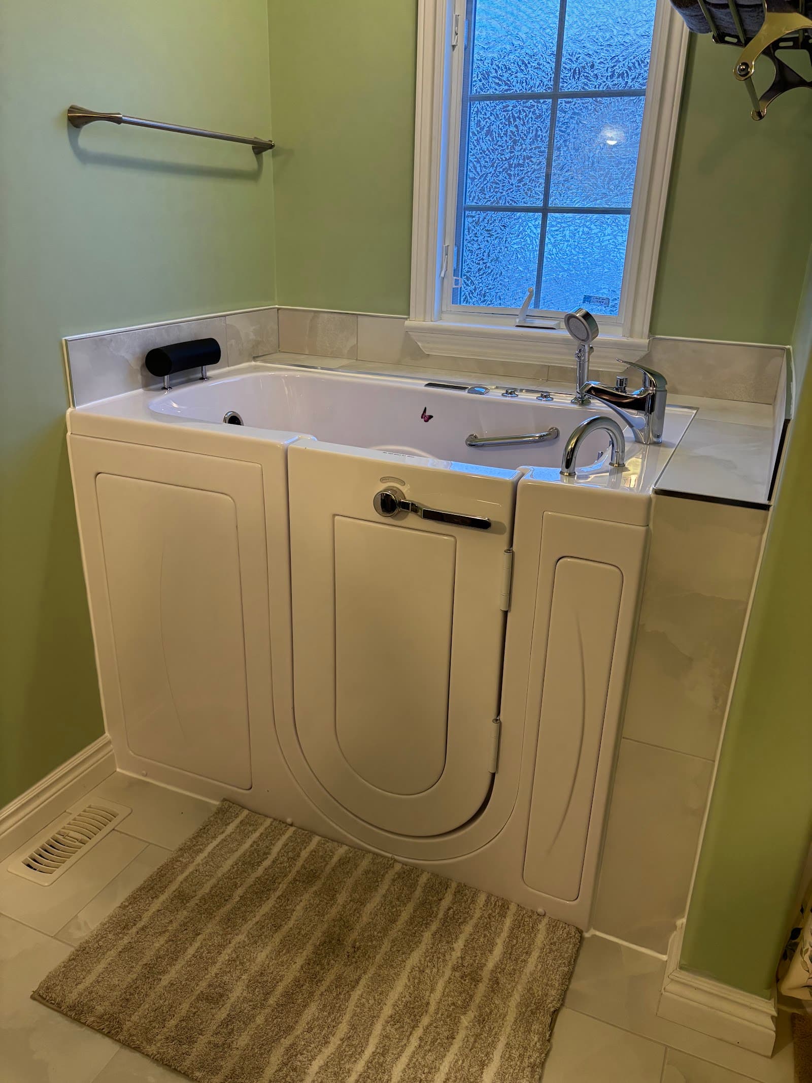 Walk in Tubs Ottawa showroom/showers also photo 6